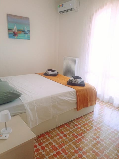 Photo of the whole room, internet, air conditioner