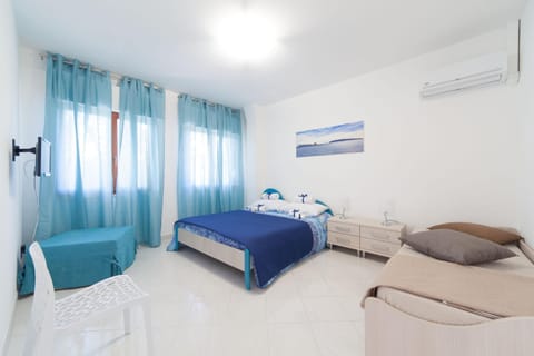 Bed, TV and multimedia, Photo of the whole room, Bedroom, internet, locker, towels, wardrobe, air conditioner