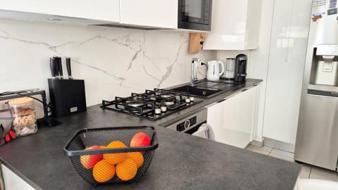 Coffee/tea facilities, Kitchen or kitchenette, stove