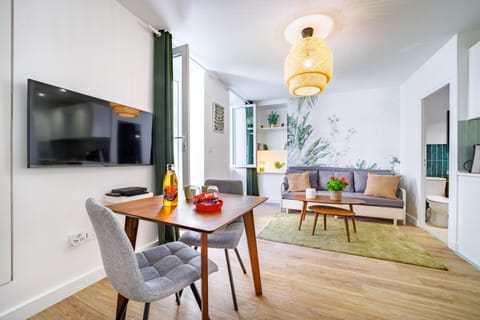 Communal lounge/ TV room, TV and multimedia, Kitchen or kitchenette, Living room, Seating area, Dining area