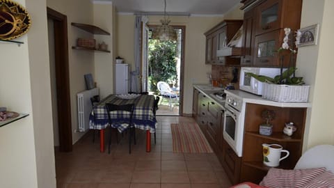 Kitchen or kitchenette, Dining area, oven, pet friendly, stove