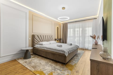 Bed, TV and multimedia, Photo of the whole room, Bedroom, towels