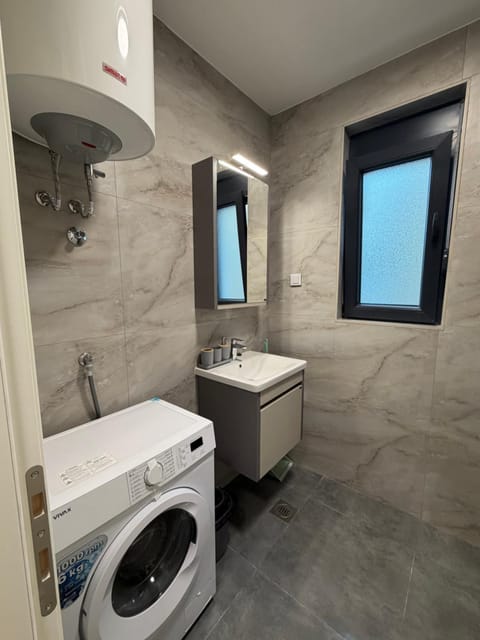 Bathroom, towels, washing machine