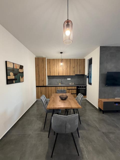 TV and multimedia, Kitchen or kitchenette, Living room, Seating area, Dining area