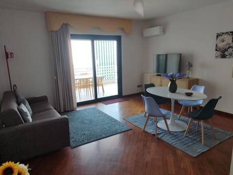 Communal lounge/ TV room, Living room, Dining area