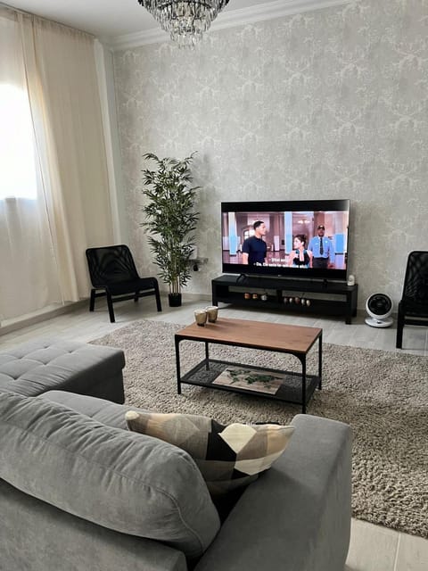 Communal lounge/ TV room, TV and multimedia, Living room, Seating area, Evening entertainment