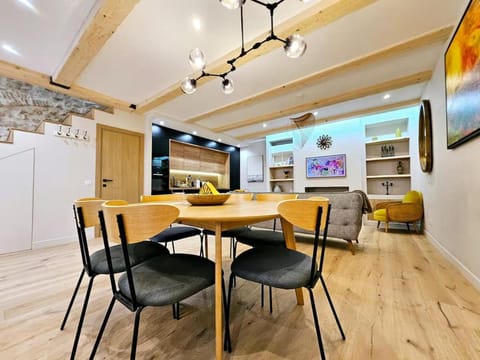 Kitchen or kitchenette, Dining area
