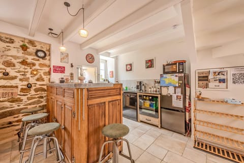 Kitchen or kitchenette, Lounge or bar