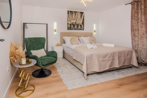 Bed, Photo of the whole room, Seating area, Bedroom, towels