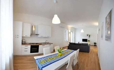 Kitchen or kitchenette, Seating area, Dining area