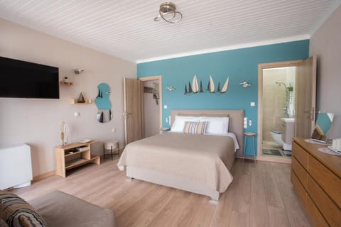 Bed, TV and multimedia, Photo of the whole room, Bedroom