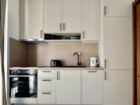 Coffee/tea facilities, Kitchen or kitchenette, dishwasher, oven, stove, toaster