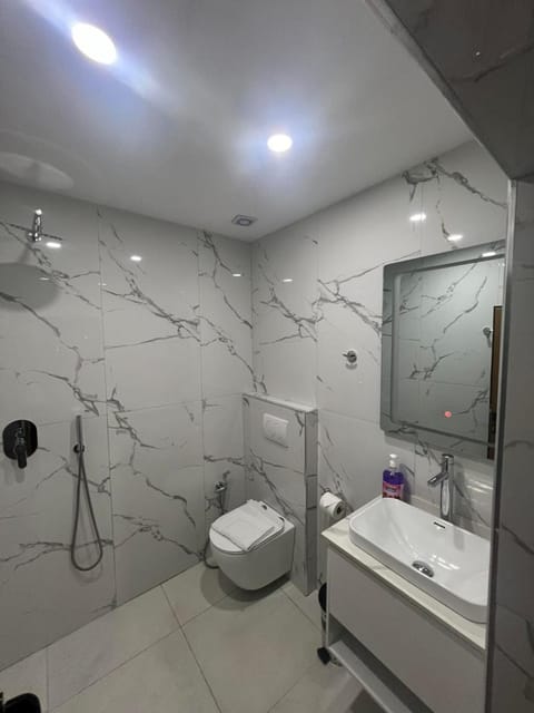 Shower, Toilet, Bathroom, towels