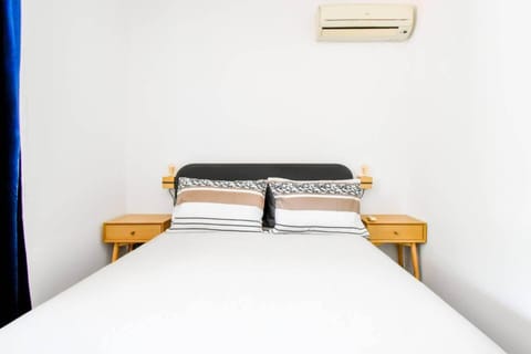 2 Apartments, 2 Parking - Sleeps 8 - Quiet Central House in Sofia