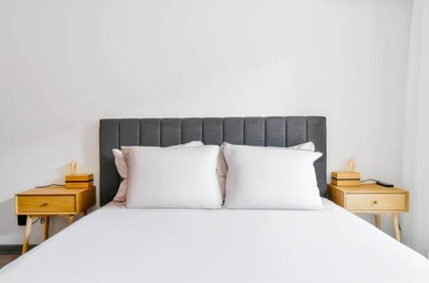 2 Apartments, 2 Parking - Sleeps 8 - Quiet Central House in Sofia