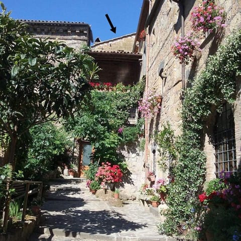 Gerani Rossi House in Civita di Bagnoregio