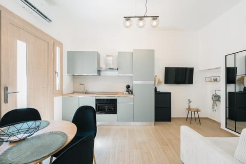 TV and multimedia, Kitchen or kitchenette, Living room, Seating area, Dining area, oven