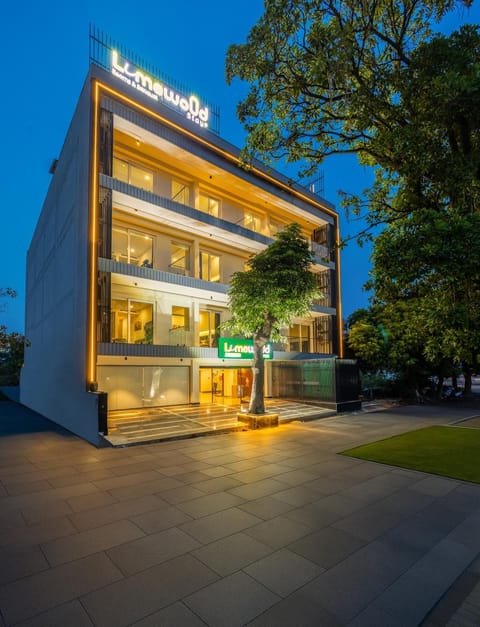 Property building, Facade/entrance, Night