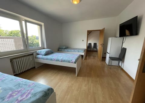Bed, TV and multimedia, Photo of the whole room, Seating area, Bedroom