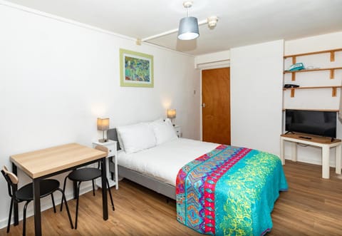 Bed, TV and multimedia, Photo of the whole room, Seating area, Bedroom