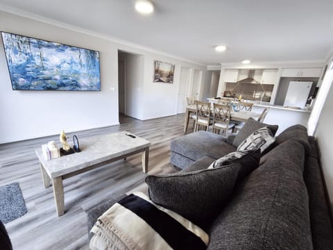 TV and multimedia, Kitchen or kitchenette, Living room, Seating area