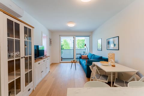 Communal lounge/ TV room, TV and multimedia, Living room, Seating area, Dining area