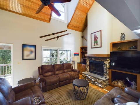 S Westridge View Cabin with Hot Tub & Ski-Shuttle Cabin in Snowshoe