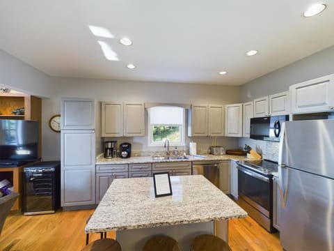 S Westridge View Cabin with Hot Tub & Ski-Shuttle Cabin in Snowshoe