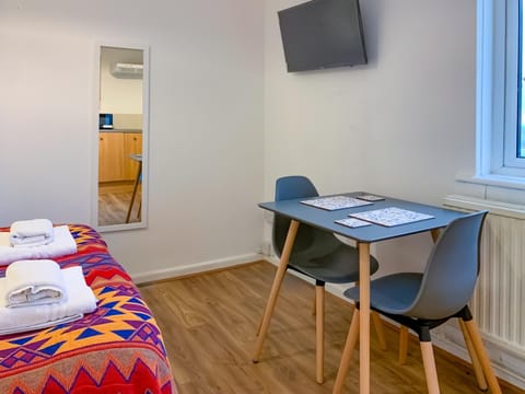 Bed, TV and multimedia, Living room, Photo of the whole room, Seating area, Bedroom, towels