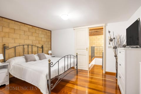 Bed, TV and multimedia, Bedroom