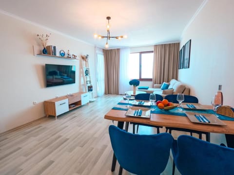 Communal lounge/ TV room, TV and multimedia, Living room, Seating area, Dining area