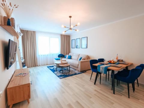 Communal lounge/ TV room, TV and multimedia, Living room, Photo of the whole room, Seating area, Dining area, Evening entertainment, Bedroom