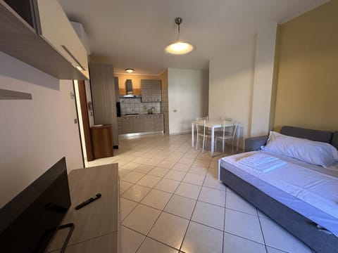 Kitchen or kitchenette, Dining area, oven