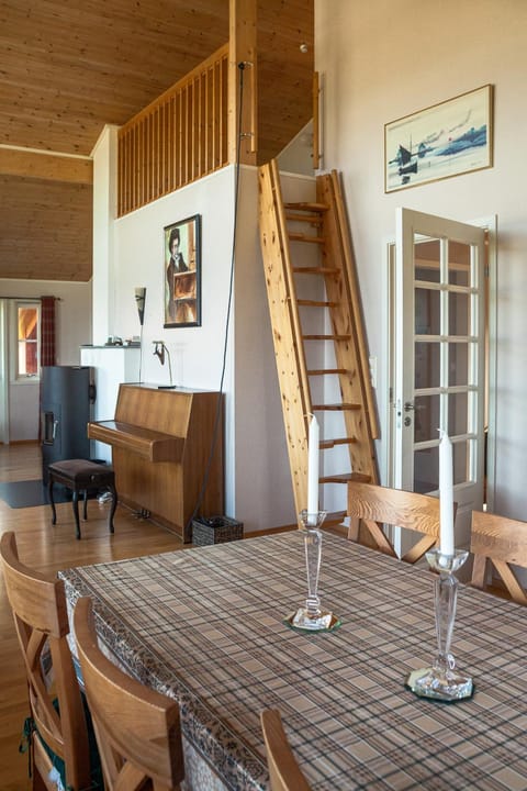 Dining area, fireplace