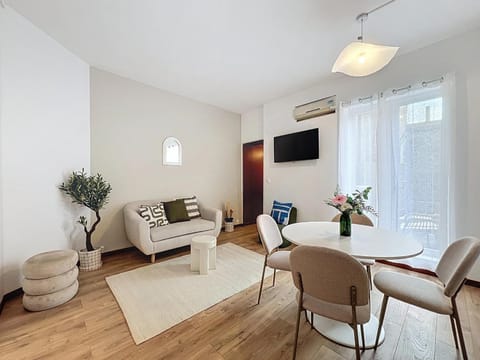 TV and multimedia, Living room, Dining area