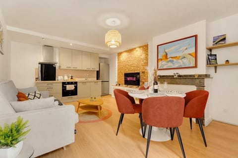 TV and multimedia, Kitchen or kitchenette, Living room, Seating area, Dining area, oven, stove