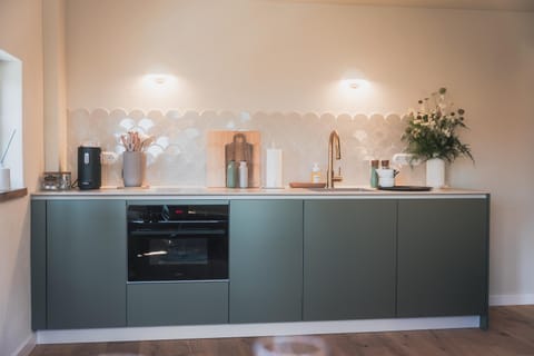 Coffee/tea facilities, Kitchen or kitchenette, oven, stove, kitchen