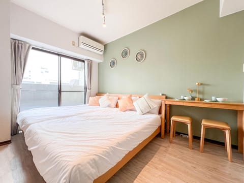 Bed, Living room, Photo of the whole room, Bedroom, air conditioner