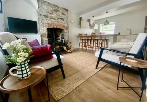 TV and multimedia, Living room, Seating area, Dining area