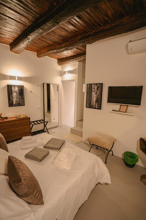 Living room, Seating area, towels, air conditioner