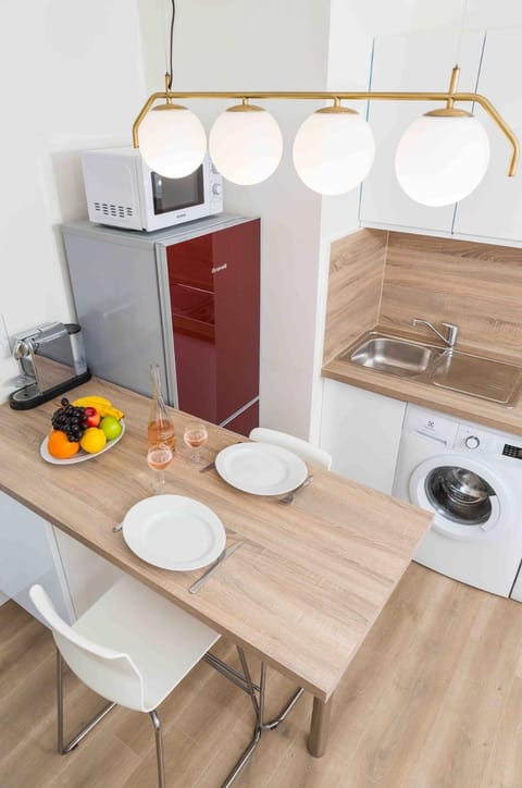 Kitchen or kitchenette, Dining area