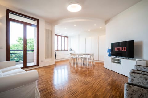 TV and multimedia, Kitchen or kitchenette, Living room, Dining area