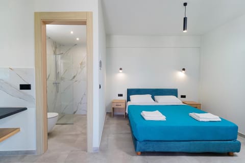 Shower, Toilet, Bed, Bathroom, Photo of the whole room, Bedroom, towels