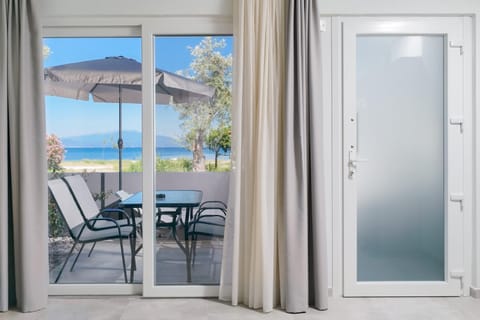 Day, Natural landscape, View (from property/room), Balcony/Terrace, Dining area, Sea view