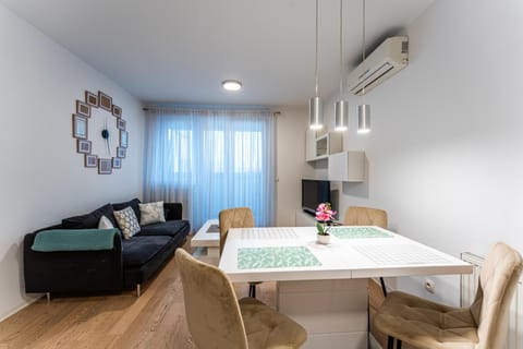 TV and multimedia, Living room, Seating area, Dining area, air conditioner