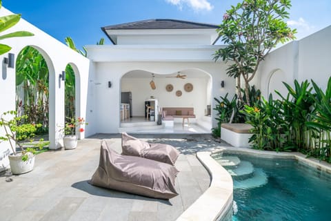 Property building, Patio, Day, Natural landscape, Garden, Living room, Seating area, Garden view, Pool view, Swimming pool