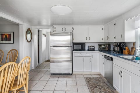 Cozy Gem - Atlantic Ocean House in Dewey Beach