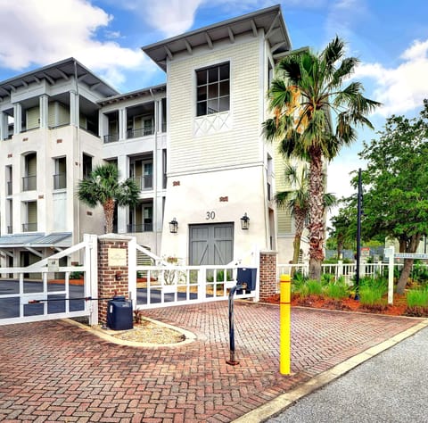 The Golden Lanai House in Saint Simons Island