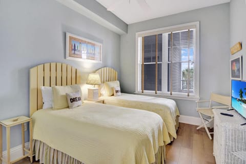 The Golden Lanai House in Saint Simons Island