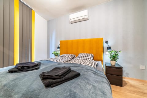 Bed, Photo of the whole room, air conditioner